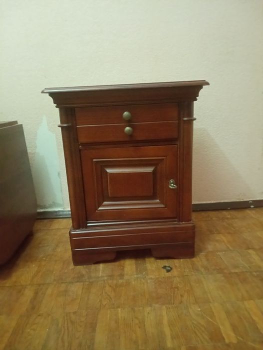 Тумбочка (57 см * 36 см *70 см),практически новая)