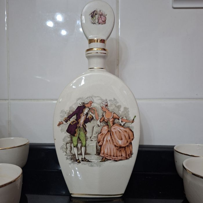 Garrafa com copinhos com pé