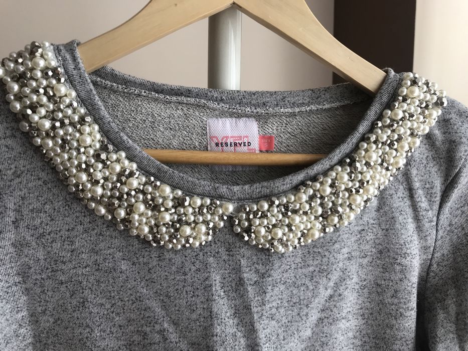 Szara bluza z ozdobnym kołnierzykiem w rozmiarze S/36 marki reserved