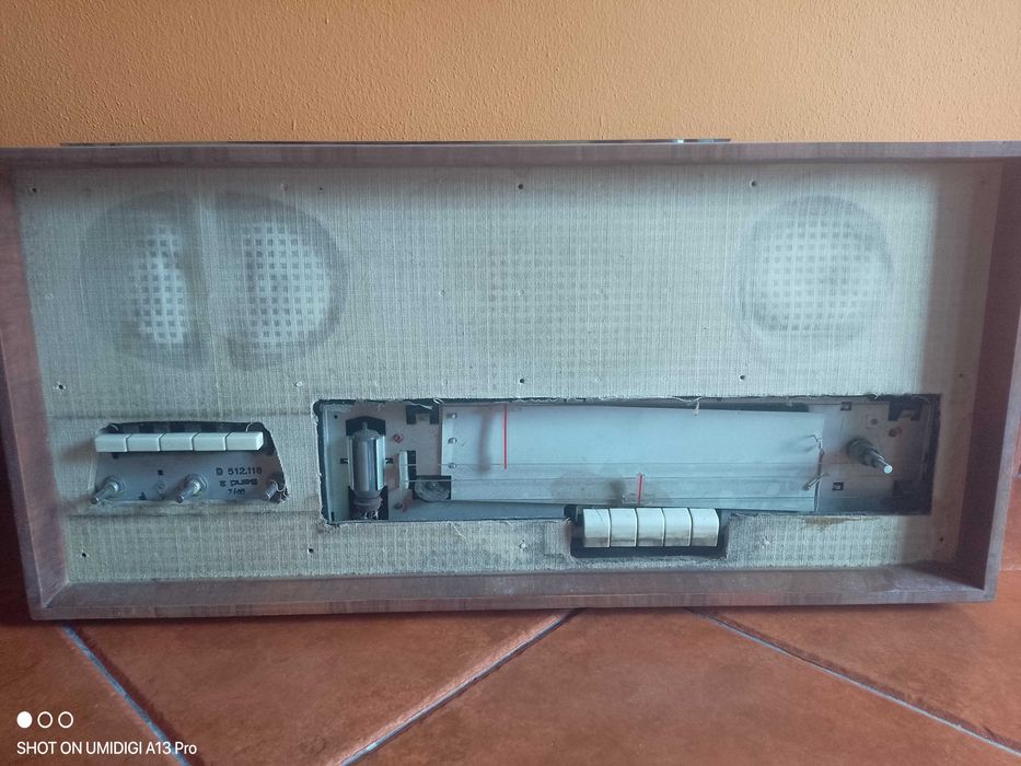 Rádio antigo Em madeira