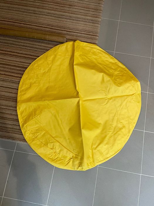 Puff novo, amarelo, girissimo, que pode usar no jardim ou em casa.