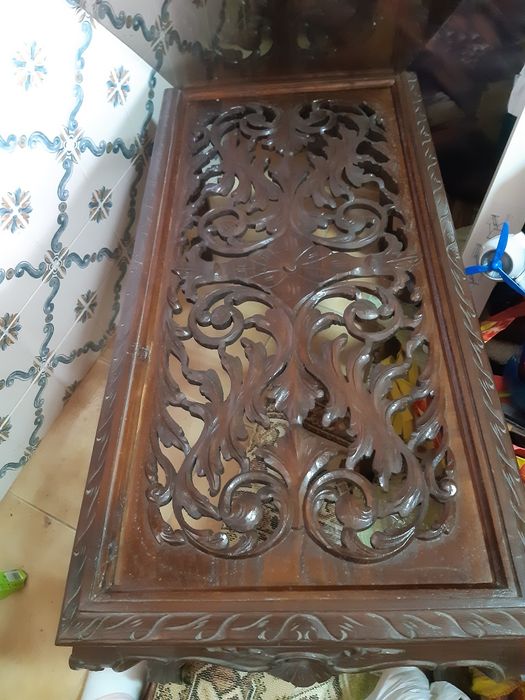 Mesa de centro em madeira trabalhada