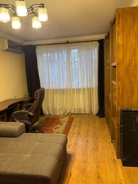 Продам затишну 3 к/к в районі площі Перемоги