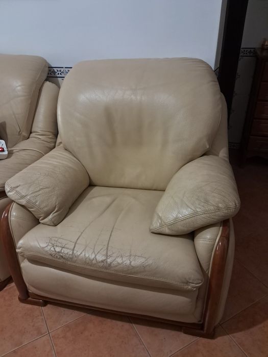 Sofá em pele em bege