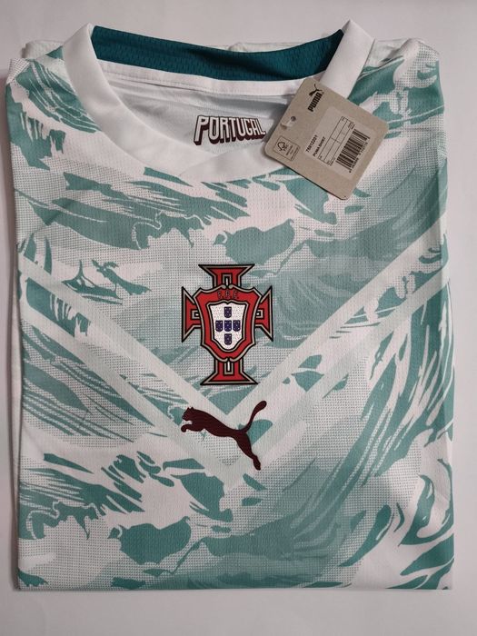 Camisola Seleção Nacional Portugal – Verde ÁguaModelo especial da seleção portuguesa com um design diferente e moderno.

Preço: 20,00€

Personalização