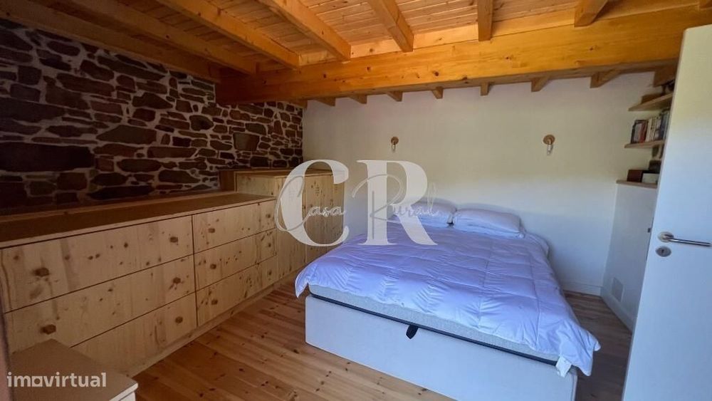 Casa de Pedra Renovada, Ruínas, Riacho, Poços e 15.570m2 de Terreno na