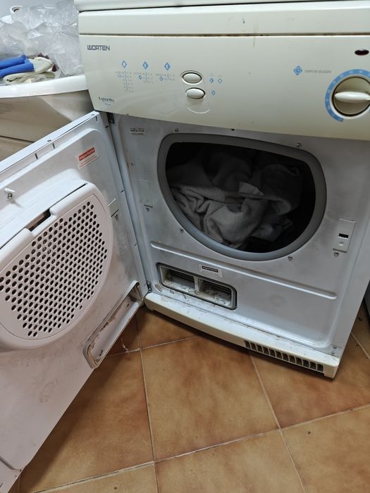 Máquina secar roupa a funcionar