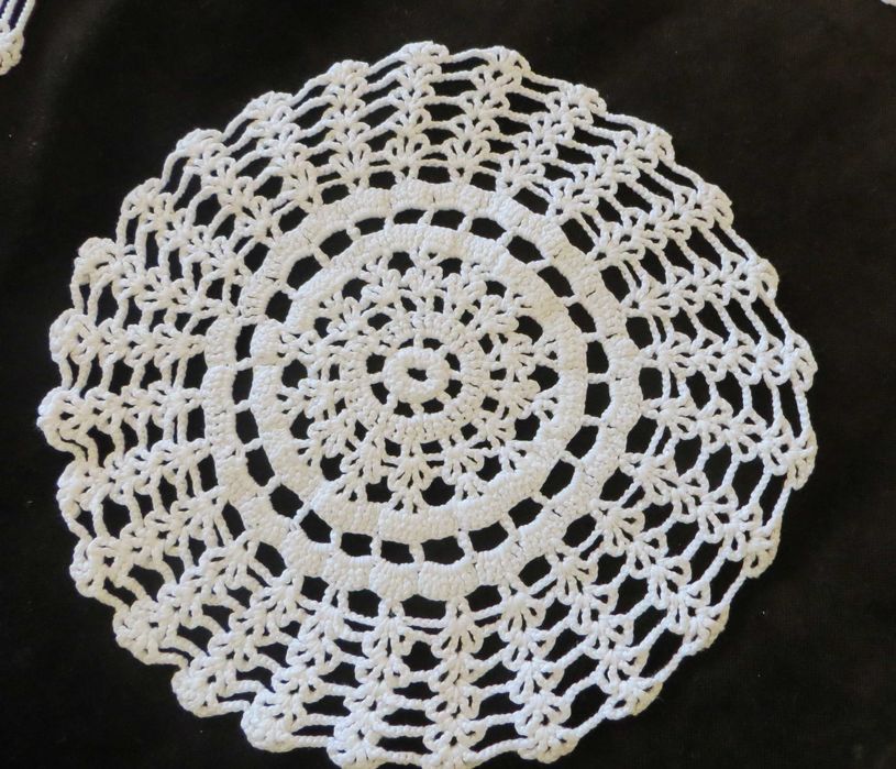 4 Napperons croché feitos à mão brancos Diâmetros: 29, 26, 24 e 20  cm