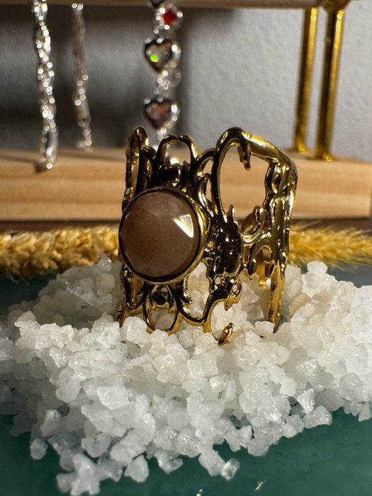 Brilho Sereno – Anel Dourado com Pedra Natural