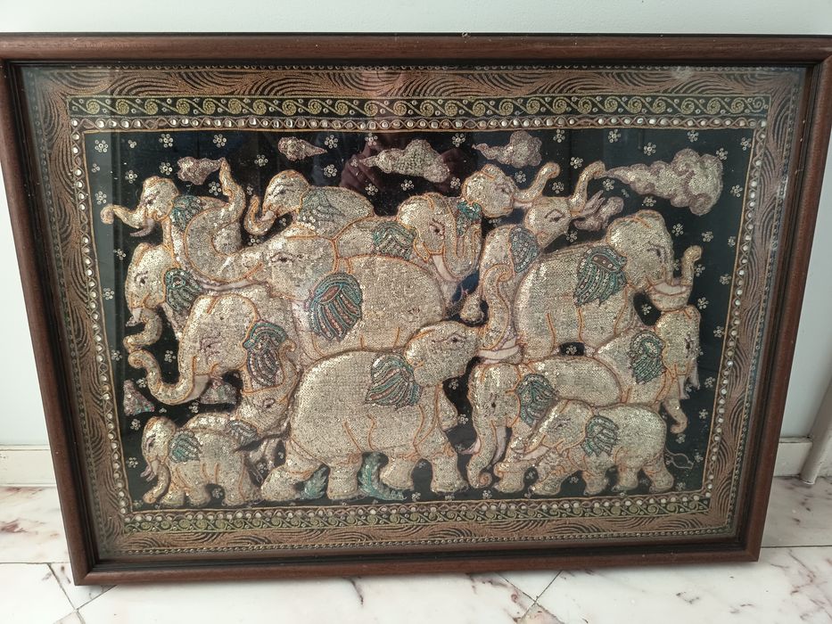 Quadro decorativo em relevo com  elefantes