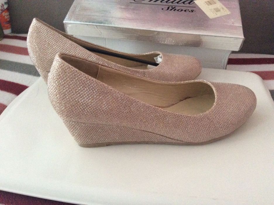 Туфли нарядные на танкетке