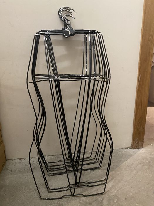 Cabides para roupa de mulher e fatos de banho