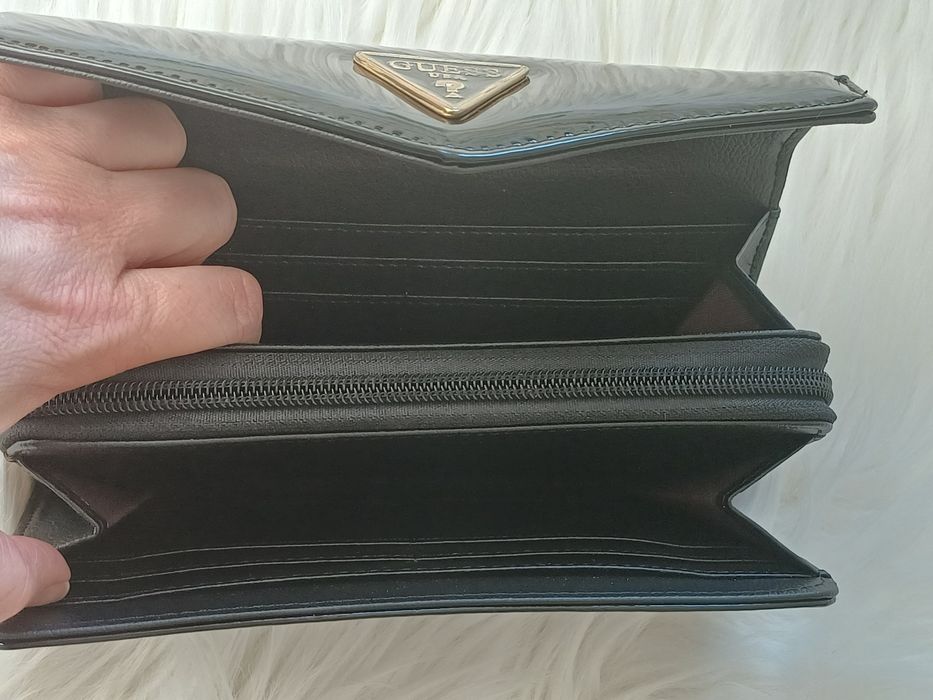 Portfel Guess czarny lakierowany – dużo kieszonek + kieszeń na drobne