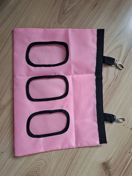 Różowy materiałowy paśnik dla królika