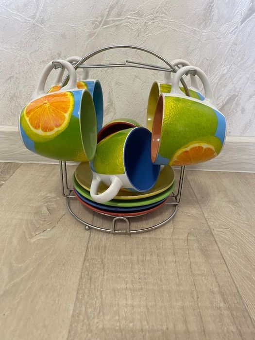 Продам чайний сервіз на металевій стійці (6чашок,4 блюдця)