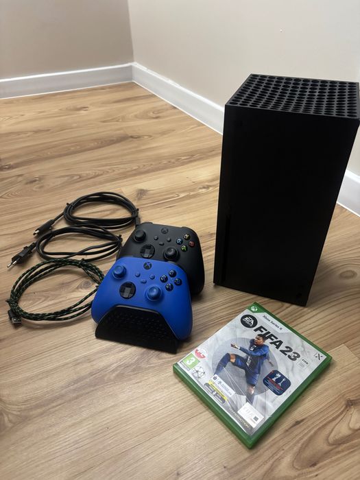 Xbox series x + dwa pady, stacja dokująca i FIFA 23