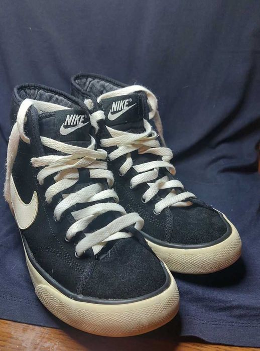 Фирменные кеды Nike.