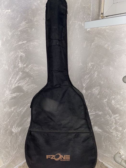 Продам гитару maxtone с чехлом и подставкой