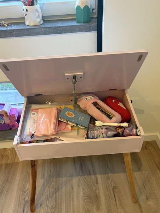 Secretaria e cadeira de menina
