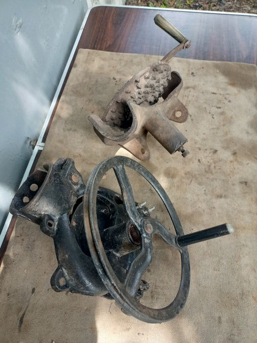 Кукурузолущилка,  пилы, косы, вилы, и другой хоз инструмент.