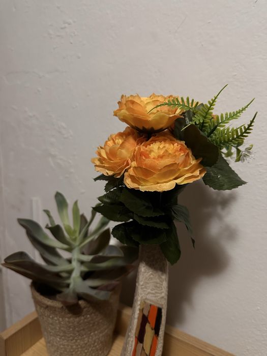 Para vender este arranjo de flores artificiais cor de laranja com vaso