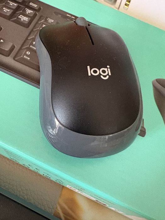 Logitech bezprzewodowa klawiatura z myszką