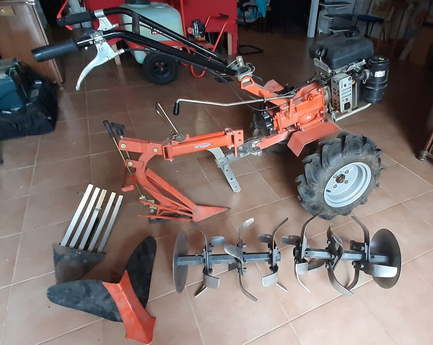 Motoenxada como nova com 3 velocidades para frente e 1 de marcha atrás