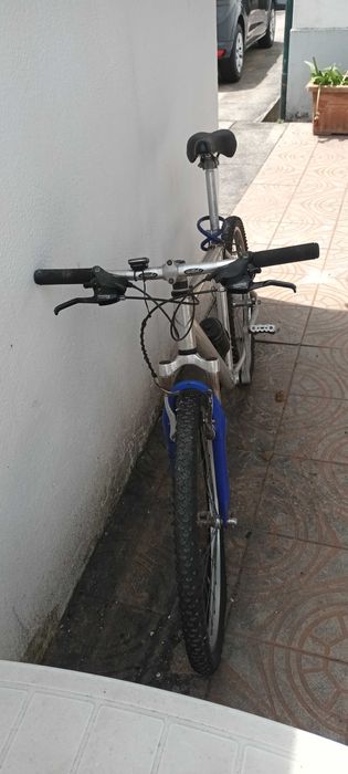 Bicicleta Alumínio Cinzenta com amortecedor