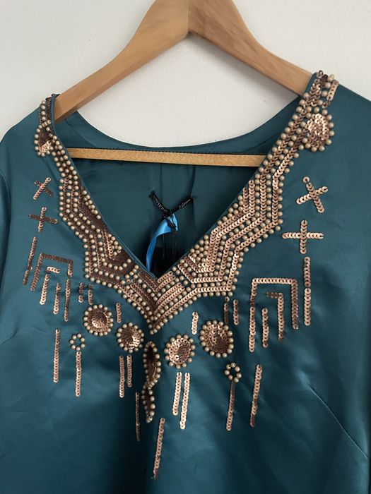 Nowa Vivikes satynowa sukienka z bogatym zdobieniem etno boho