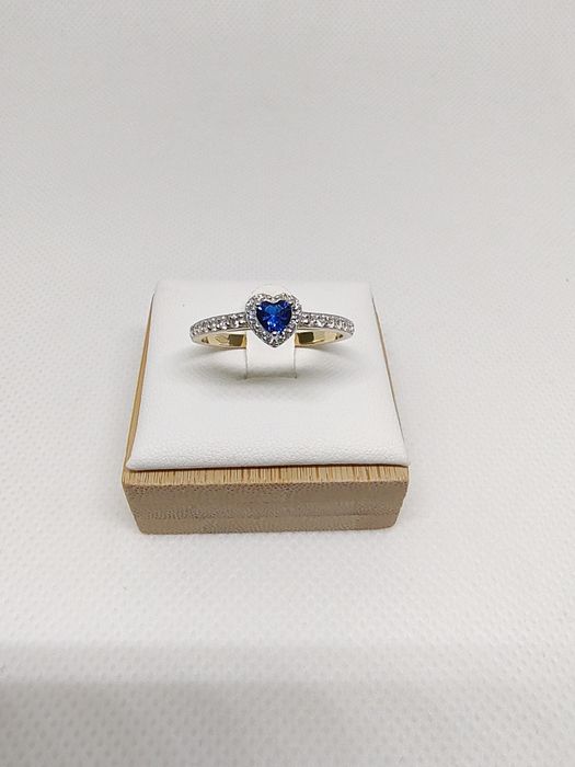 Złoty pierścionek z szafirowym sercem ozdobiony cyrkoniami PR 585