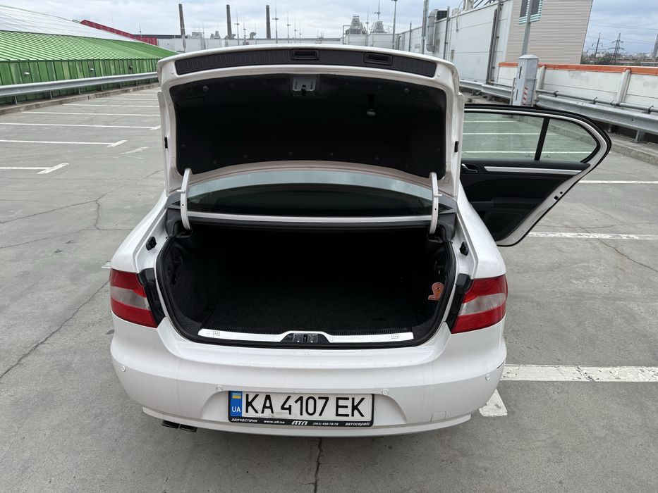 SKODA SUPERB 2012 (флагман, вище клас за OCTAVIA)
