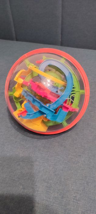 Labirynt w kuli plastikowej