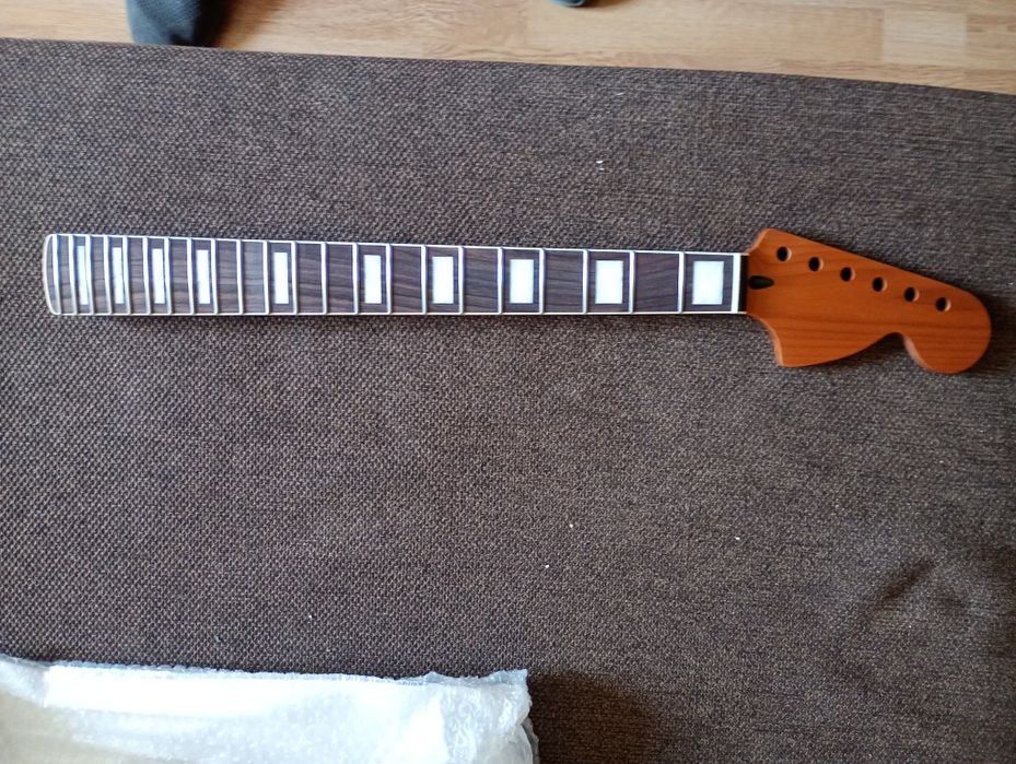Gryf gitarowy typu fenfer