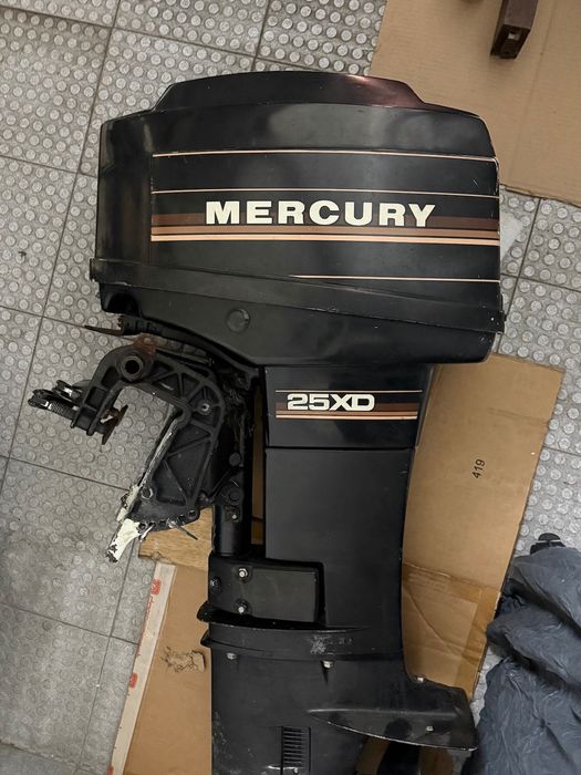Barco semi-rígido Valiant, motor Mercury 25XD e com atrelado incluído