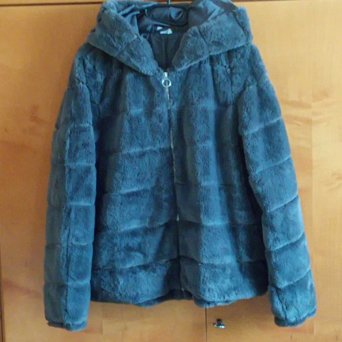 Kurtka , sztuczne futerko z kapturem