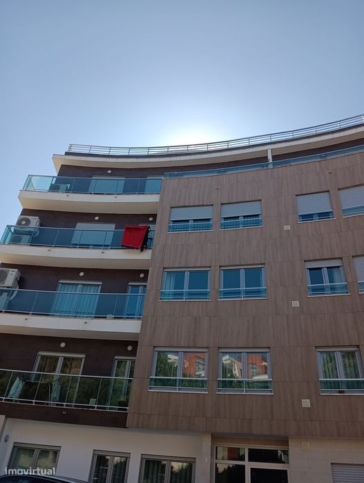 Apartamento T2 Novo com Varanda e Garagem