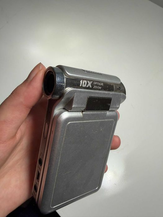 Câmara de Vídeo Digital Compacta (10X Optical Zoom)