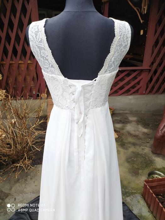 Prosta, klasyczna i elegancka suknia ślubna