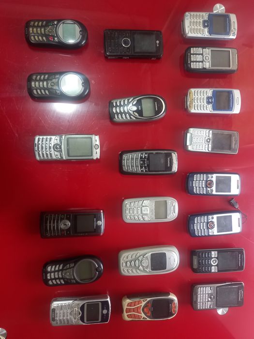 Лот телефонов на колекцию