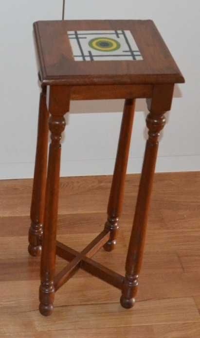Pedestal em madeira maciça, com azulejo cerâmico