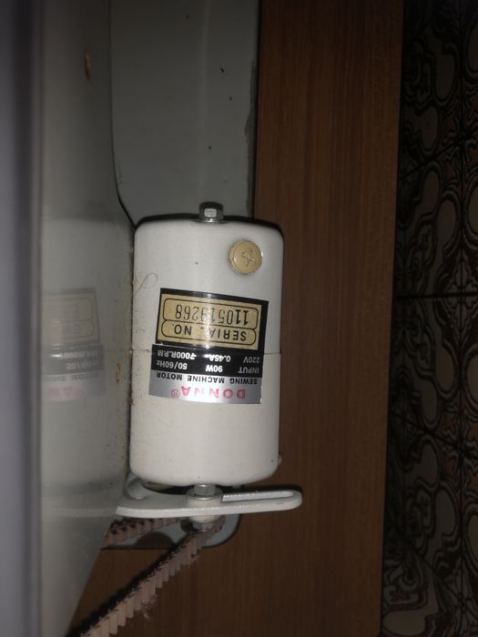 Maquina de costura Novum com adaptador eletrico