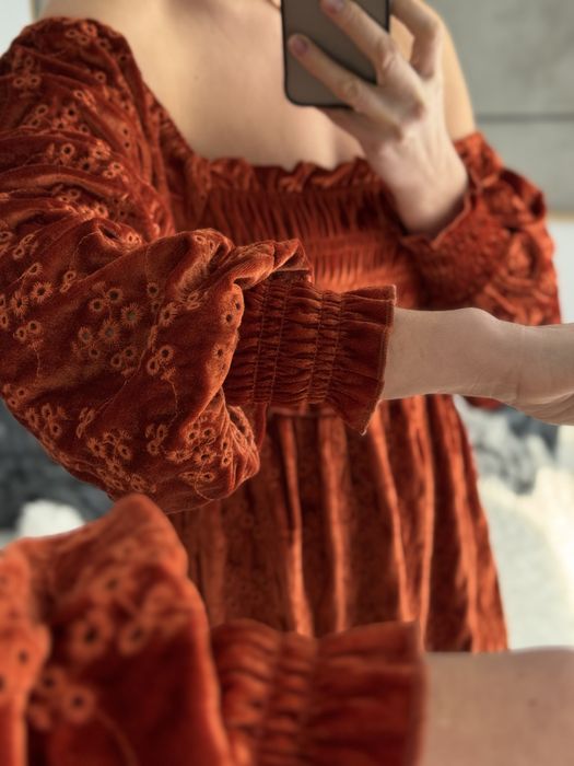 Оксамитове плаття з відкритими плечима та обємними рукавами