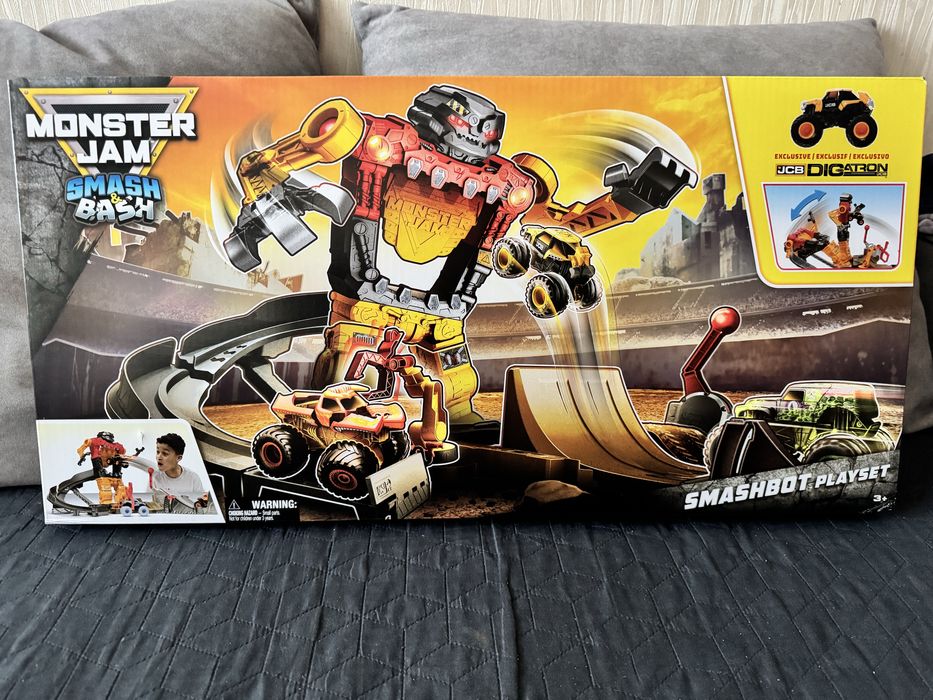 Великий трак  Monster Jam Smash & Bash SmashBot