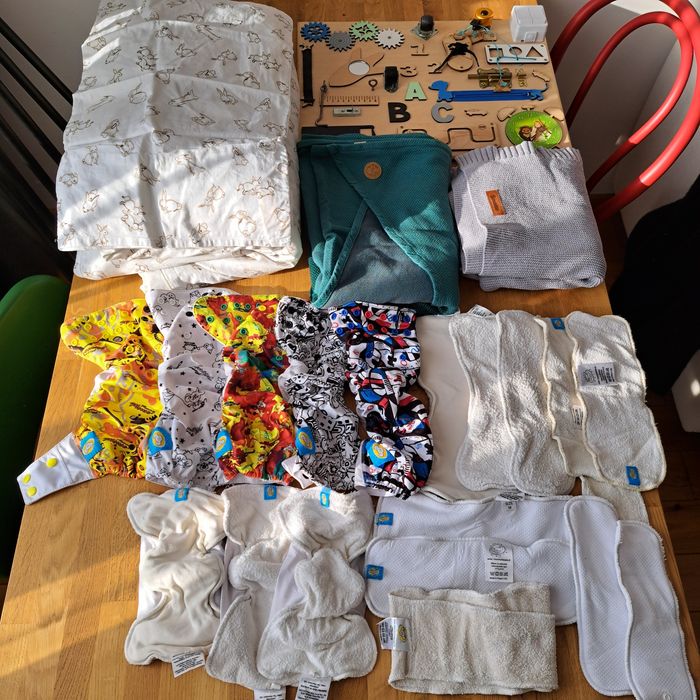 Zestaw akcesoriów dziecięcych – pieluchy wielorazowe, wkłady, huśta