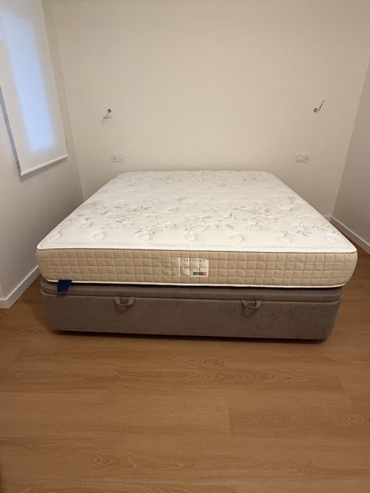 Cama de casal tipo sommier com bom espaço para arrumação