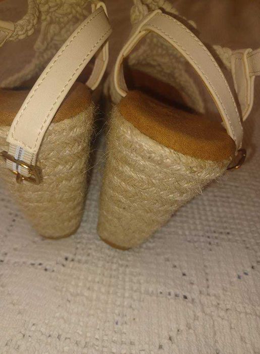 Sandálias de cunha em croché da Inside