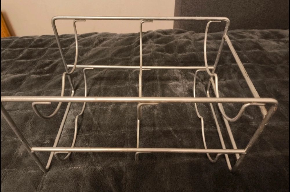 Metalowy stojak na wino i napoje