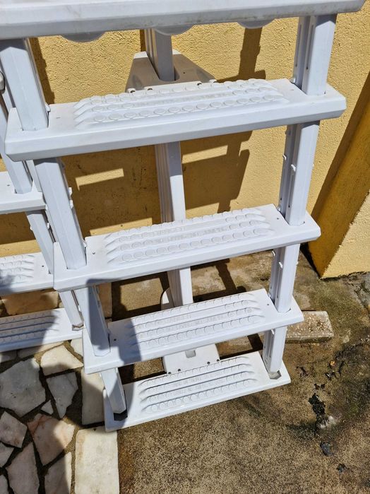 Escada de piscina em plástico com proteção