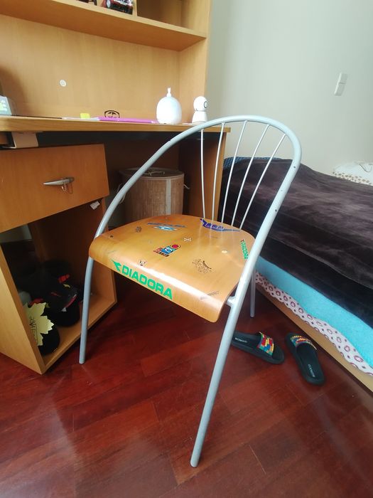 Cama de solteiro com secretária