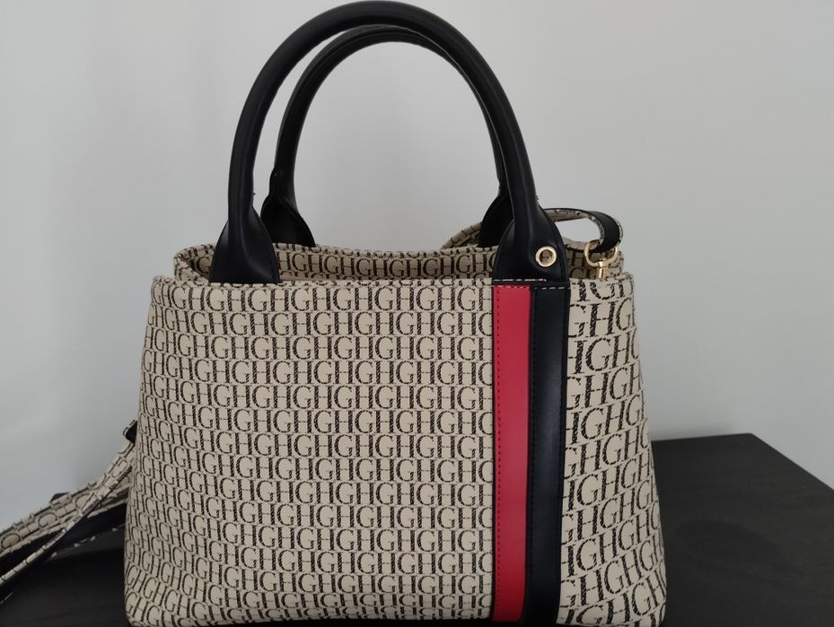 Linda mala de mão ou a tiracolo. Impecável.usada 1  vez.